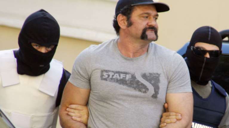 Η ανάρτηση Λαγού μέσα από το περιπολικό στις Βρυξέλλες: Οι κλέφτες, άθεοι και ανθέλληνες με πάνε φυλακή