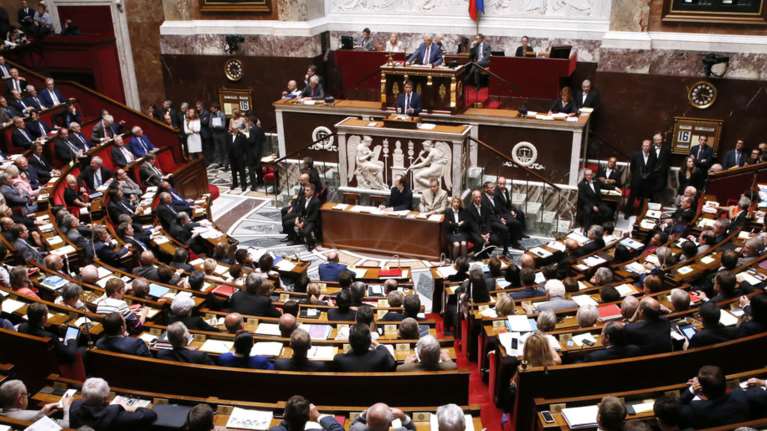 Μάχη στήθος με στήθος για Μακρόν και Μελανσόν - Οριακό προβάδισμα στην Αριστερά δίνουν τα πρώτα στοιχεία των exit polls