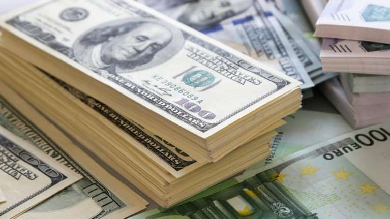 Για πρώτη φορά μετά από 20 χρόνια το ευρώ άγγιξε την απόλυτη ισοτιμία με το δολάριο