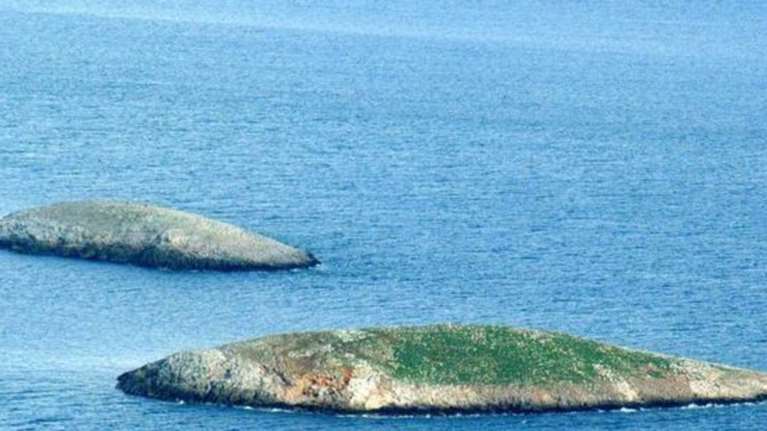 "Έχει κόκκινη σημαία και ανθρώπους σίγουρα": Η τελευταία συνομιλία του ελικοπτέρου με τη φρεγάτα πριν τη συντριβή στα Ίμια