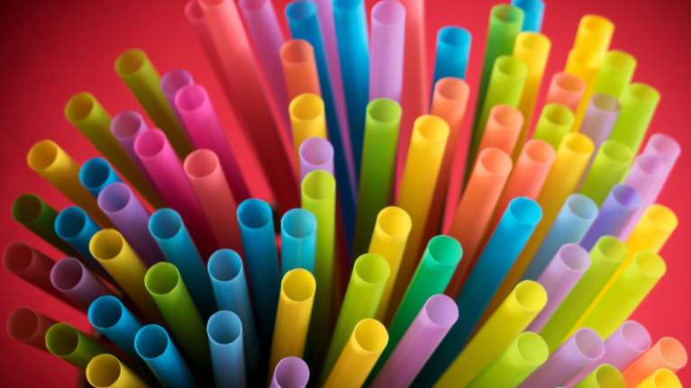 Νέα παρέμβαση Ντόναλντ Τραμπ- Πίσω στο πλαστικό: &quot;Τέλος στο γελοίο χάρτινο&quot;