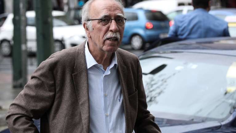 Ίλιον: Αναρχικοί προπηλάκισαν τον Δημήτρη Βίτσα σε συγκέντρωση διαμαρτυρίας για τα Τέμπη