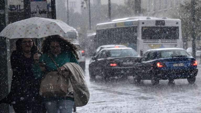 Ραγδαία επιδείνωση του καιρού: Βροχές, καταιγίδες και θυελλώδεις άνεμοι από το βράδυ του Σαββάτου