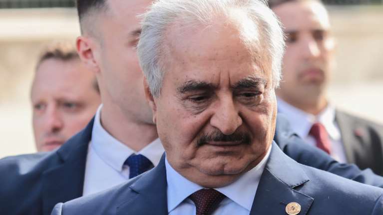 Διπλωματικό θρίλερ στην Βεγγάζη: Γιατί χαρακτηρίστηκαν &quot;ανεπιθύμητα πρόσωπα&quot; ο Ευρωπαίος Επίτροπος και οι τρεις υπουργοί