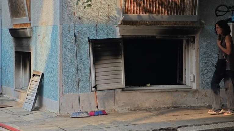 Φωτιά στον Κολωνό: Κάηκε ολοσχερώς υπόγειο διαμέρισμα [βίντεο]