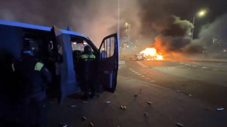 Πανικός στη Χάγη: Δεκάδες μετανάστες εισέβαλαν στο κτίριο της όπερας - Πετροπόλεμος με τους αστυνομικούς [βίντεο]