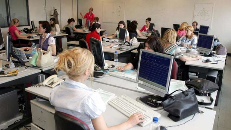 Ποιοι ασκούν βία και παρενόχληση στην εργασία: Άντρες, κυρίως 45-64 ετών και συνήθως συνάδελφοι