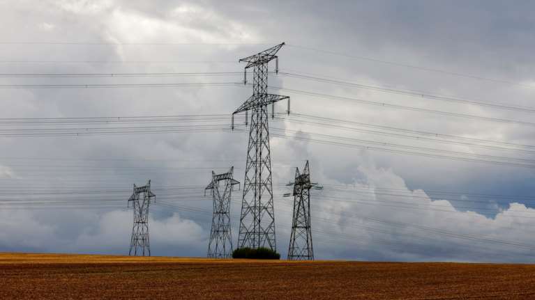 Πτώση των τιμών στην ηλεκτρική ενέργεια: Πού κυμάνθηκαν ρεύμα και φυσικό αέριο τον Ιούνιο