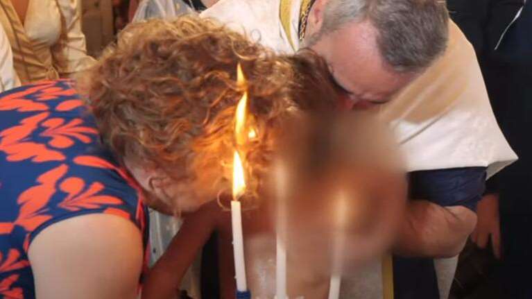 Κρήτη: Viral η νονά που πήραν φωτιά τα μαλλιά της την ώρα της βάφτισης [βίντεο]