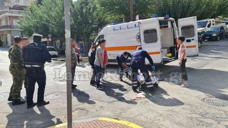 Λαμία: Γυναίκα έβγαινε με τα ψώνια από σούπερ μάρκετ και τη χτύπησε αυτοκίνητο [Εικόνες, βίντεο]