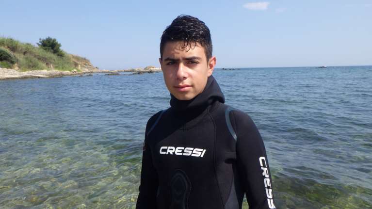 Ένας 13χρονος δύτης είναι ο Ρομπέν... των θαλασσών: Καθαρίζει τον βυθό από πλαστικά