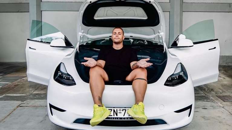 Πασίγνωστος Έλληνας Influencer &quot;ξαναχτυπά&quot; χαρίζοντας το Tesla Model Y, αξίας 55.000 ευρώ