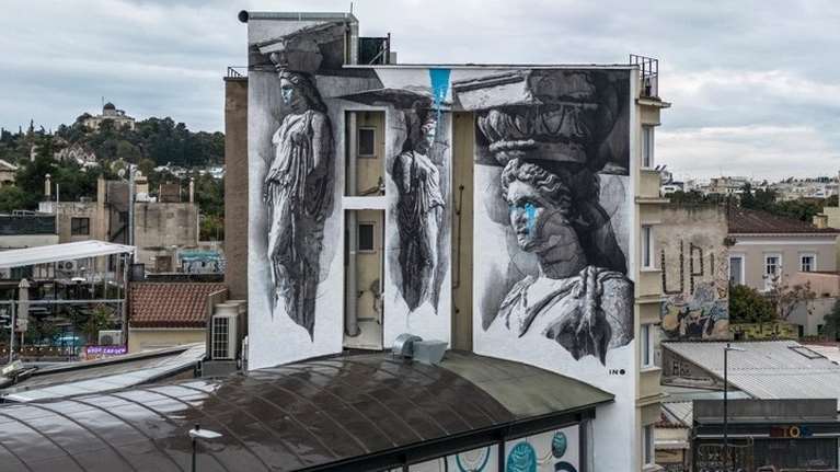 &quot;Καρυάτιδες που κλαίνε&quot;- Η απίστευτη τοιχογραφία του ΙΝΟ στο Μοναστηράκι [εικόνες-βίντεο]
