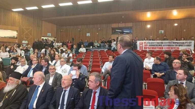 Ένταση με Εξαδάκτυλο και γιατρούς στο Παπαγεωργίου για τα απογευματινά χειρουργεία: Είσαι υπέρ της βίας ή κατά;