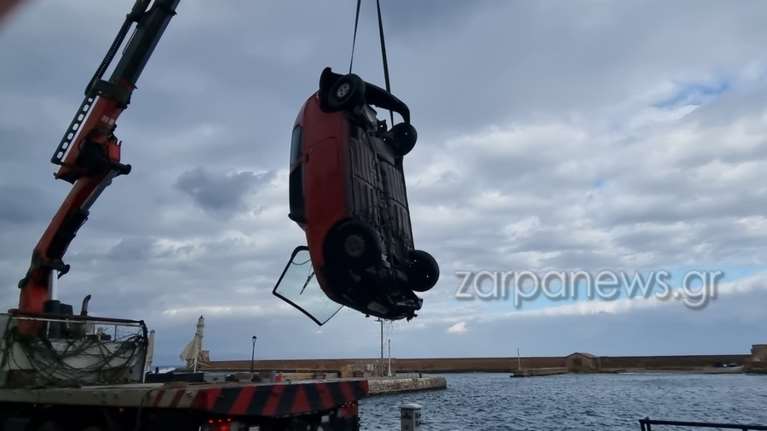 Χανια: Αυτοκίνητο έπεσε στο ενετικό λιμάνι τα ξημερώματα - Επιχείρηση ανάσυρσης [εικόνες - βίντεο]