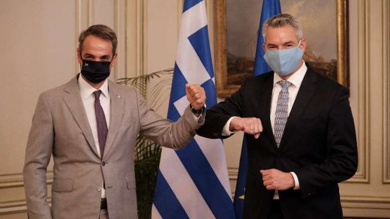 Με μάσκες η συνάντηση Μητσοτάκη με τον υπουργό Εσωτερικών της Αυστρίας για το μεταναστευτικό