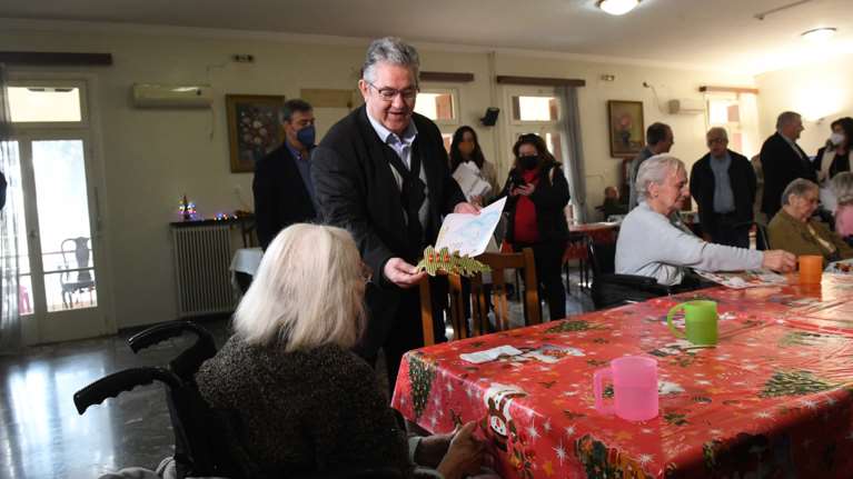 Τη Μαίρη Λίντα στο Γηροκομείο Αθηνών είδε ο Δημήτρης Κουτσούμπας - Του τραγούδησε &quot;Θα σε πάρω να φύγουμε…&quot;