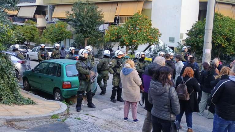 Νέα επιχείρηση έξωσης της Ιωάννας Κολοβού: Έσπασαν την πόρτα με πριόνι, συνελήφθη μαζί με τον γιο της [εικόνες - βίντεο]