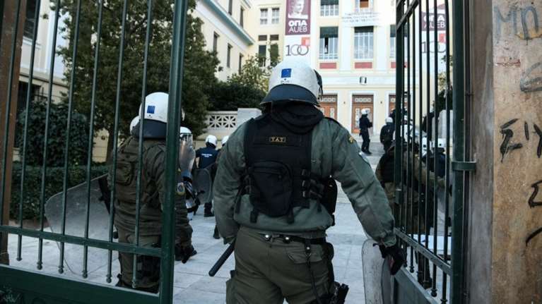 Πρόωρο τέλος για Πανεπιστημιακή αστυνομία και Έφιππη Αστυνομία - Αδειασμα Μητσοτάκη σε Μηταράκη