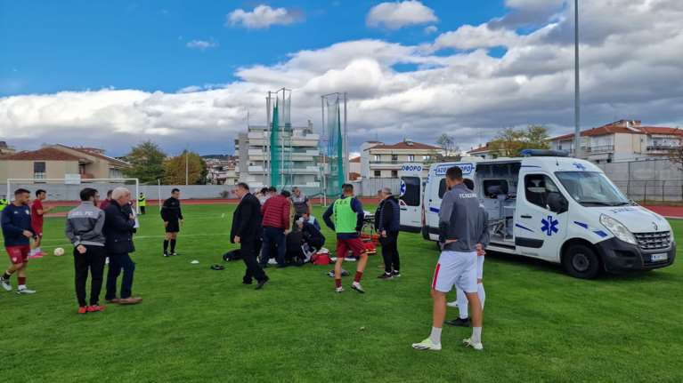 Κοζάνη – ΑΕΛ: Κατέρρευσε στο γήπεδο ο προπονητής τερματοφυλάκων των &quot;βυσσινί&quot;