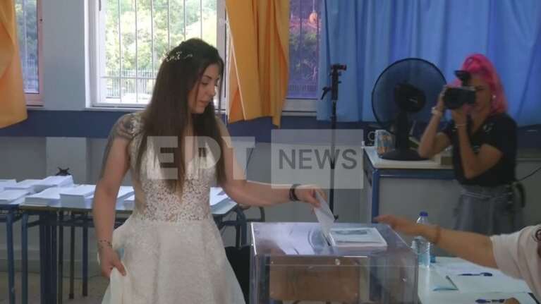 Θεσσαλονίκη: Πήγε να ψηφίσει για τις ευρωεκλογές με το… νυφικό - Φωτογραφήθηκε δίπλα στην κάλπη [βίντεο]