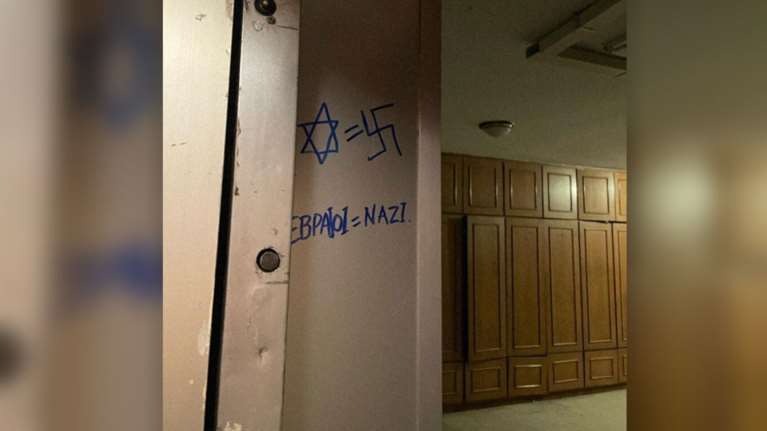 Βόλος: Ζωγράφισαν τη σβάστικα σε σπίτι και έγραψαν &quot;Εβραίοι=Ναζί&quot;