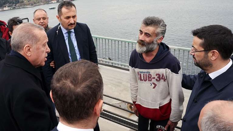 Προεκλογικό σόου Ερντογάν: Απέτρεψε την αυτοκτονία ενός πολίτη που ετοιμαζόταν να πέσει από γέφυρα [εικόνες]