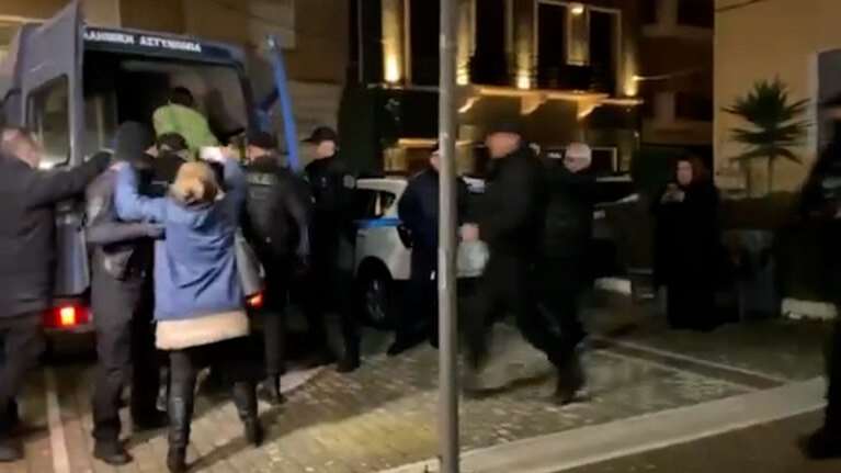 &quot;Δολοφόνε&quot; φώναζε εξαγριωμένο το πλήθος στον κρεοπώλη- Τρέχοντας τον έβγαλαν υπό τον φόβο λιντσαρίσματος