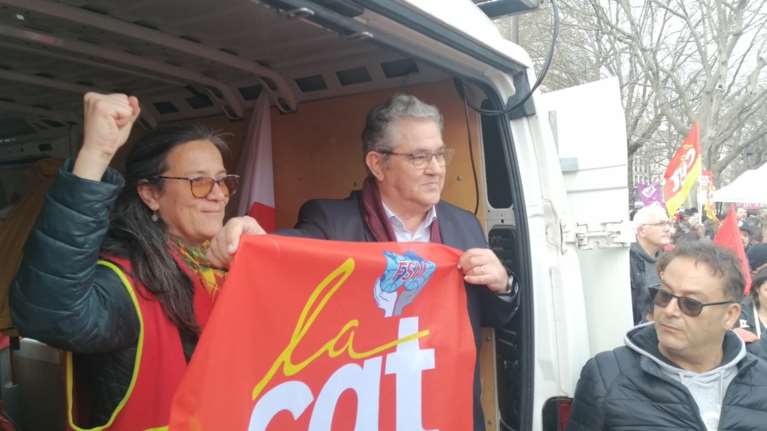 &quot;Έβαλε τα γυαλιά στον Δημητρακόπουλο&quot;: Αποθέωση στο Twitter για τα γαλλικά του Δημήτρη Κουτσούμπα [Βίντεο]