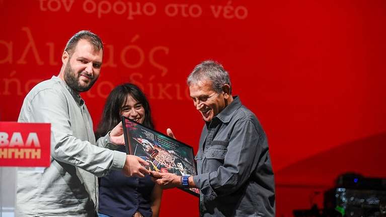 Η συγκίνηση του Νταλάρα στο Φεστιβάλ της ΚΝΕ: "Είναι το βαρύτερο δώρο που μου έχουν κάνει ποτέ"