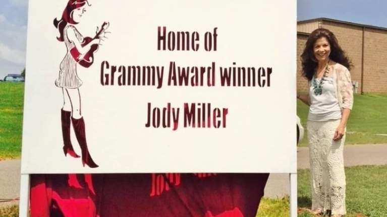 Πέθανε σε ηλικία 80 ετών η τραγουδίστρια της κάντρι Τζόντι Μίλερ