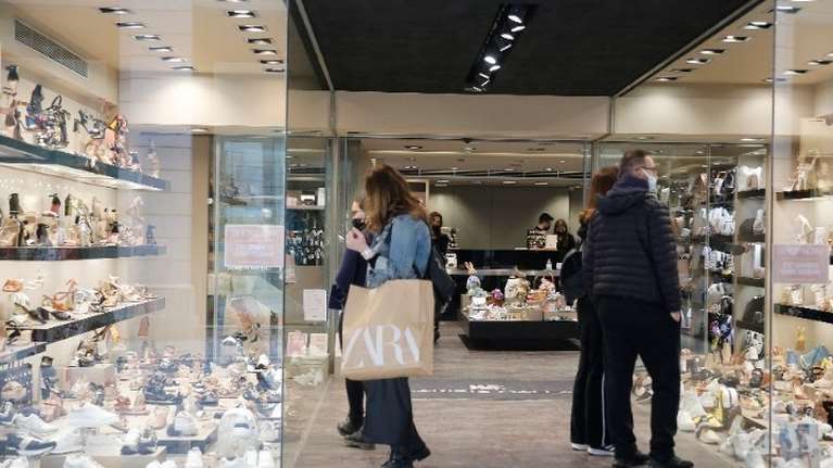 Παραμονή Πρωτοχρονιάς: Ωράριο καταστημάτων και σούπερ μάρκετ - Σύγχυση για τις 2 Ιανουαρίου - Πώς θα κινηθούν τα ΜΜΜ