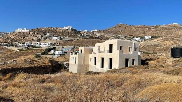 Εβδομάδα πλειστηριασμών: Στο σφυρί ακίνητα των οικογενειών Μαλαματίνα και Χατζηιωάννου