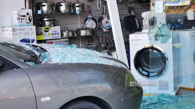 Ναύπλιο: Τρελή πορεία αυτοκινήτου - Μεγάλες φθορές σε οχήματα και κατάστημα [εικόνες - βίντεο]