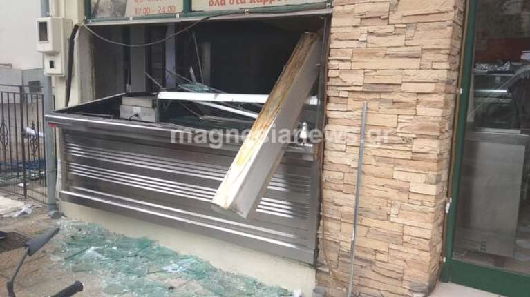 Βόλος: Από πιθανή διαρροή υγραερίου η έκρηξη σε ψητοπωλείο με δύο τραυματίες