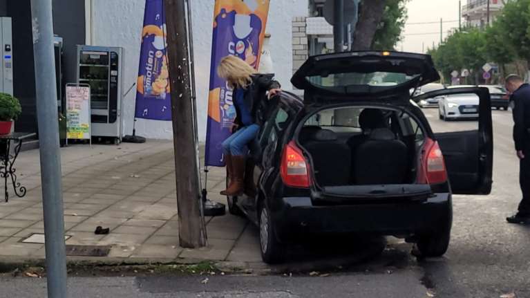 Απίστευτο συμβάν στη Λάρισα: Σταμάτησε στη μέση του δρόμου, έβαλε Αργυρό και άρχισε να χορεύει [εικόνες - βίντεο]