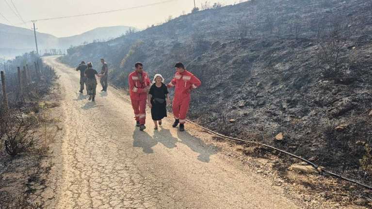 Φωτιά στην Αλβανία: Τρεις τραυματίες στο Δέλβινο – Κάηκαν 10 σπίτια