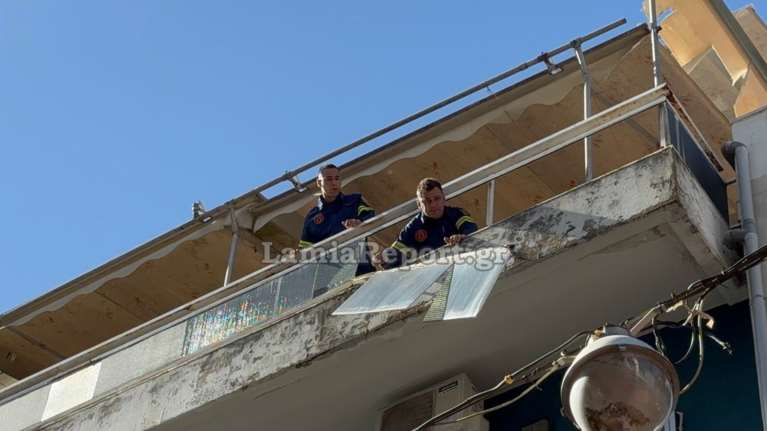 Λαμία: Κάγκελο με τζάμια κρεμόταν πάνω από τα κεφάλια περαστικών [εικόνες - βίντεο]