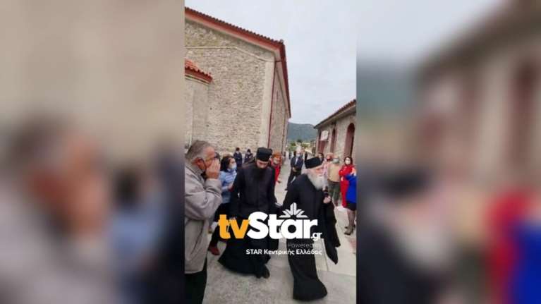 Φωκίδα - Χαμός με τον &quot;παπαροκά&quot; Νεκτάριο Μουλατσιώτη: Οι πιστοί του φώναζαν &quot;ανάξιος&quot; [βίντεο]