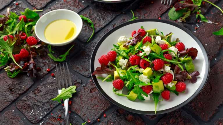 Τα τρία superfoods που πρέπει να έχουμε στο πιάτο μας κάθε μέρα εάν είμαστε άνω των 40