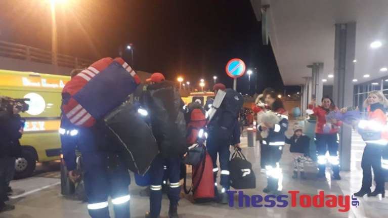 Θεσσαλονίκη: Με λουλούδια και αγκαλιές η υποδοχή της 2ης ΕΜΑΚ - &quot;Μας αγκάλιαζαν, μας έλεγαν είστε αδέρφια&quot; [εικόνες]