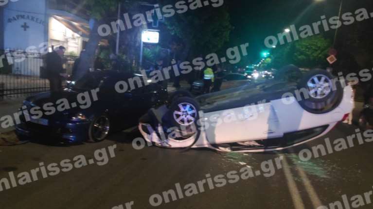 Σοκαριστικό τροχαίο στη Λάρισα: Τούμπαρε αυτοκίνητο μετά από σύγκρουση – Δύο τραυματίες [εικόνες - βίντεο]