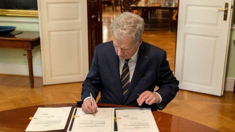 Μια ανάσα από το ΝΑΤΟ η Φινλανδία - Ο πρόεδρος της χώρας υπέγραψε τον νόμο για την ένταξη