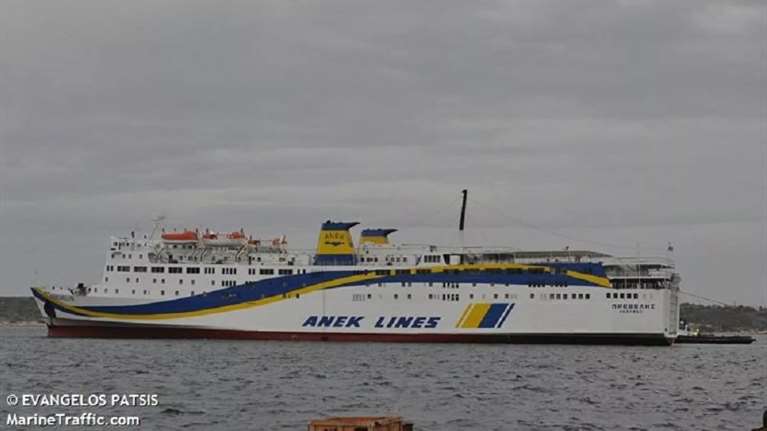 Ανάφη: Πρόσκρουση του πλοίου Πρέβελης στο λιμάνι - Μεταφέρει 395 επιβάτες