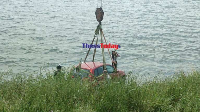 Θεσσαλονίκη: Ξέχασε να βάλει χειρόφρενο και το αυτοκίνητό της έπεσε μέσα στον Θερμαϊκό [Εικόνες]