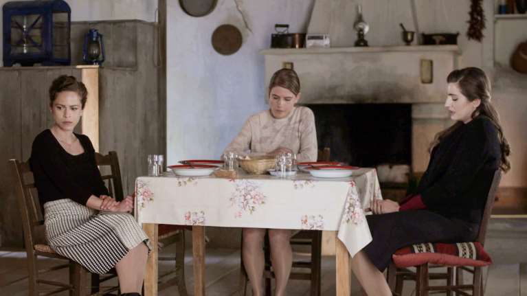 Άγριες Μέλισσες Spoiler: Εξορία στη Λέρο στέλνει η χούντα αγαπημένο ζευγάρι της σειράς [Βίντεο]