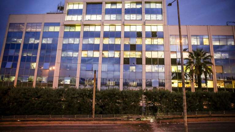 ΣΚΑΪ: Επίθεση με μολότοφ στο κτίριο του καναλιού στο Φάληρο