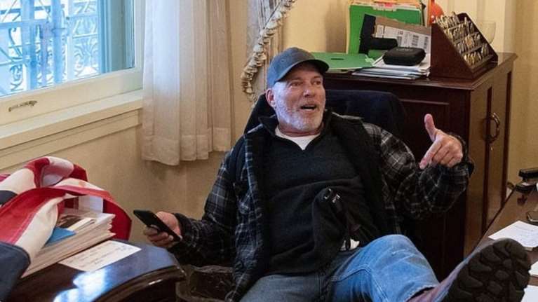 Εισβολή στο Καπιτώλιο: Συνελήφθη ο άνδρας που είχε τα πόδια πάνω στο γραφείο της Πελόζι