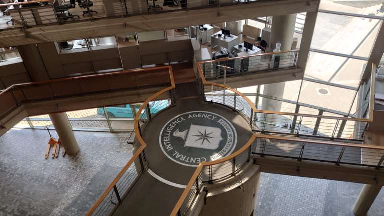 Θεσσαλονίκη: Μετατράπηκε σε... αρχηγείο της CIA το δημαρχείο για τις ανάγκες της ταινίας &quot;The Bricklayer&quot; [εικόνες]