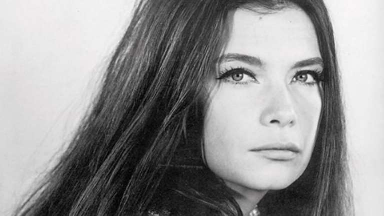 Σπάνιο πορτρέτο της Τζένης Καρέζη από το 1972 - Στα γυρίσματα ταινίας, με κοντό αγορέ μαλλί [εικόνα]